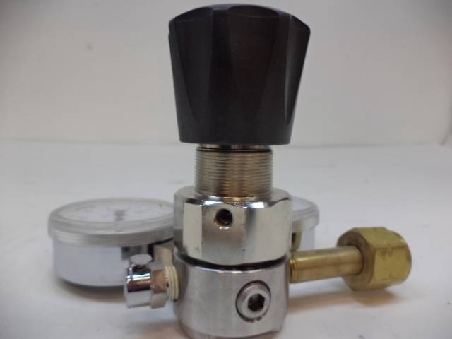 NEW SMITH EQUIP. 312 HIGH PURITY REGULATOR CORROSIVE GAS CPC QUICK RELEASE R27