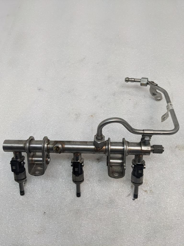 2014-18 PORSCHE MACAN PANAMERA RIGHT FUEL RAIL W/INJECTORS 94611011700 USED R23