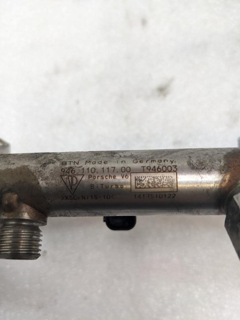 2014-18 PORSCHE MACAN PANAMERA RIGHT FUEL RAIL W/INJECTORS 94611011700 USED R23