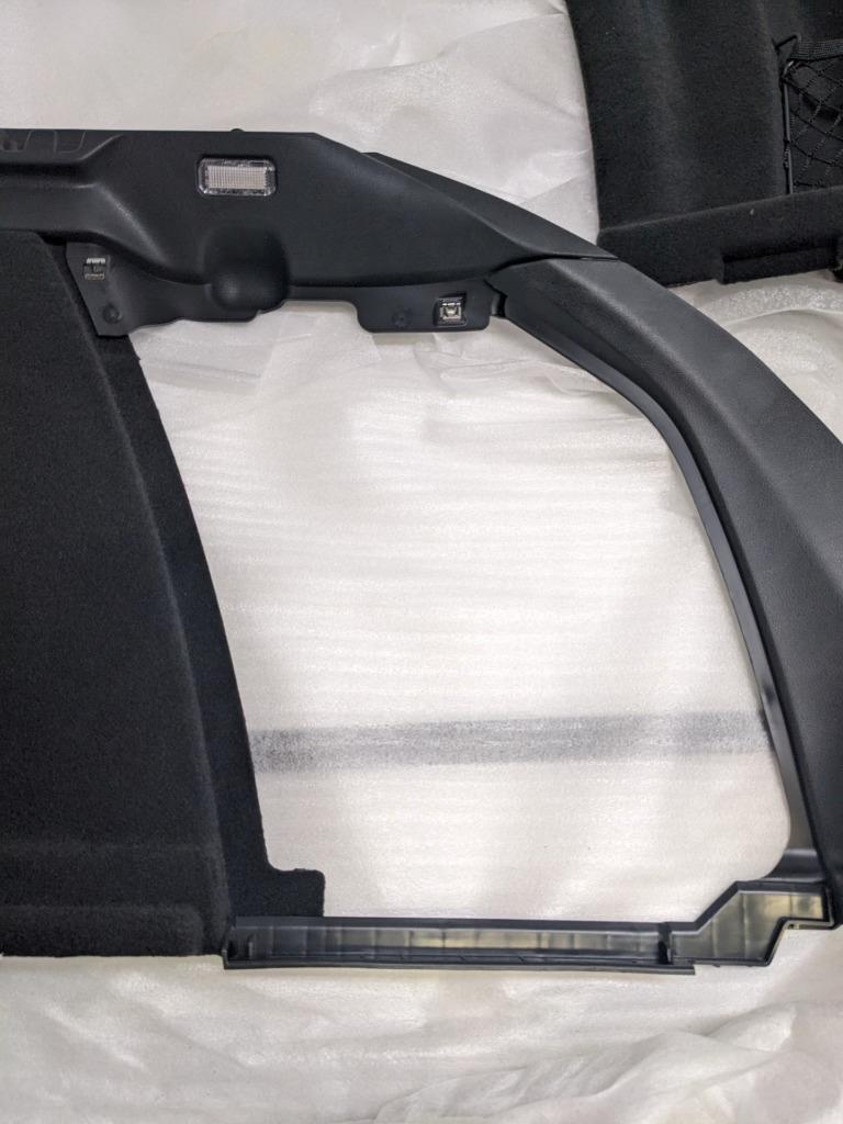 PORSCHE 95B863880RZG1 INTERIOR QUARTER PANEL TRIM LOWER LEFT MACAN NEW PGB2