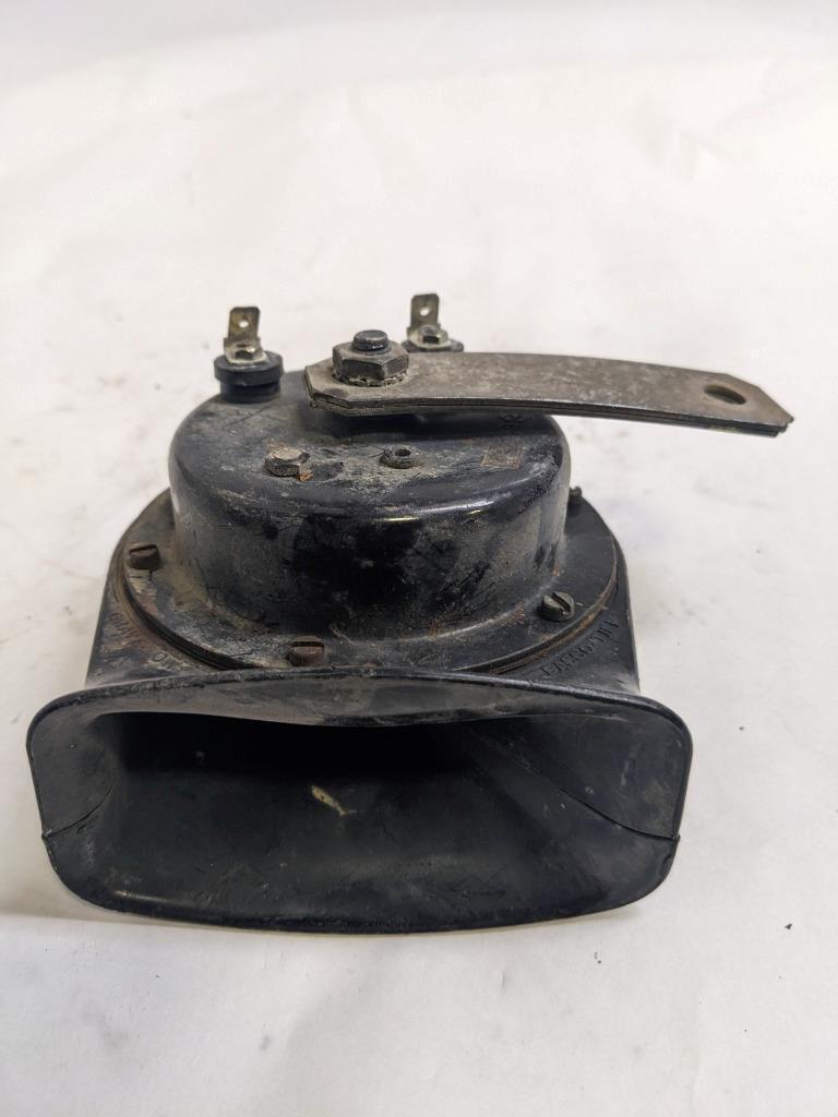 PORSCHE 84-91 944 LOW PITCH TONE ELECTRIC HORN SIREN MIXO TR129 #5 USED R21T2