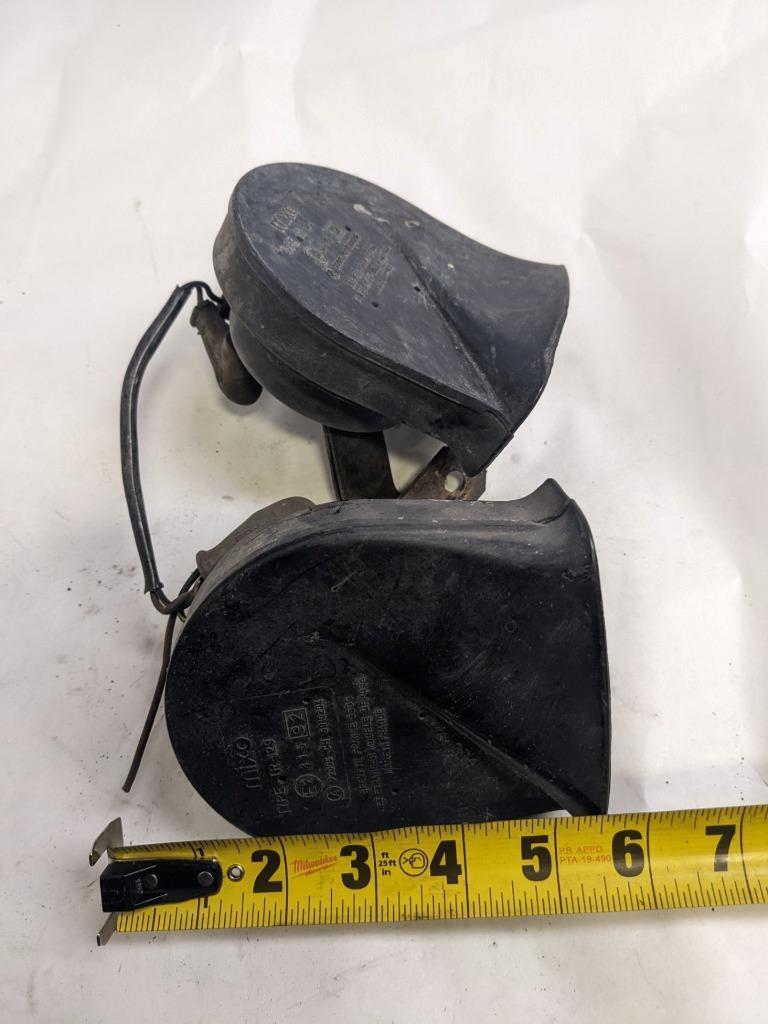 PORSCHE 84-91 944 LOW PITCH TONE ELECTRIC HORN SIREN MIXO TR129 PAIR #2 USED R21