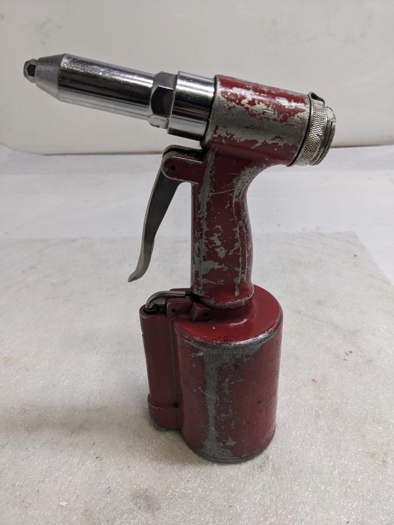 TAYLOR PNEUMATIC HEAVY-DUTY RIVETER RED USED R28