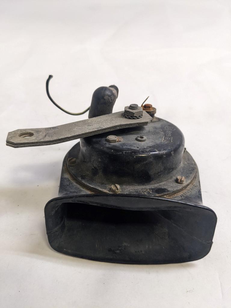 PORSCHE 84-91 944 LOW PITCH TONE ELECTRIC HORN SIREN MIXO TR129 #2 USED R21T2