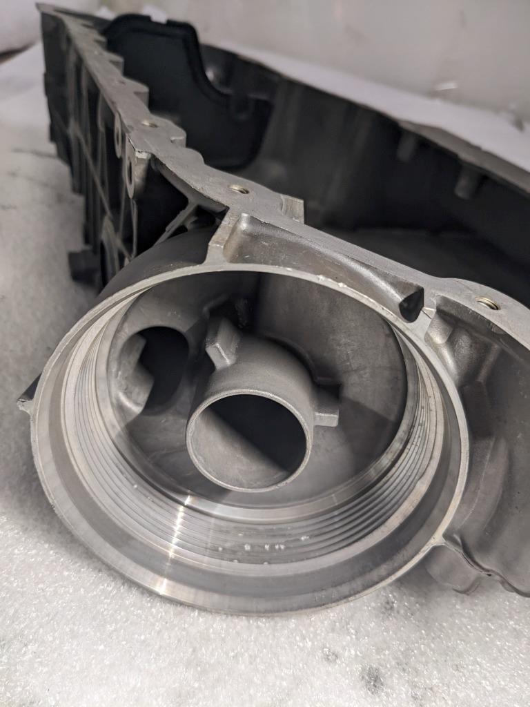 PORSCHE MACAN OIL-CONDUCTING HOUSING 94610705131 USED/GENUINE R25