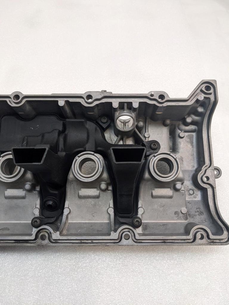 PORSCHE CAYENNE 15-18 RIGHT ENGINE VALVE CYLINDER HEAD COVER 94610513545 R24
