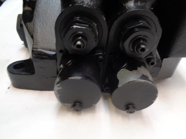 PARKER DIRECTIONAL CONTROL VALVE 2 SPOOL GREY IRON V70 SERIES R32