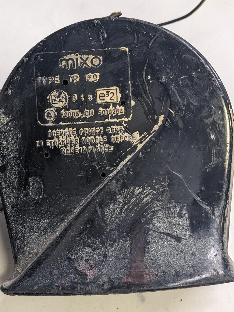 PORSCHE 84-91 944 LOW PITCH TONE ELECTRIC HORN SIREN MIXO TR129 PAIR USED R21