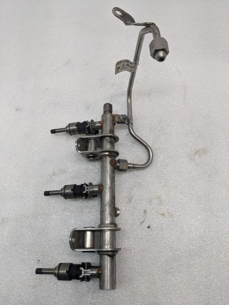 2014-18 PORSCHE MACAN PANAMERA RIGHT FUEL RAIL W/INJECTORS 94611011700 USED R23