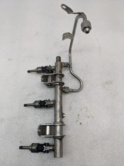 2014-18 PORSCHE MACAN PANAMERA RIGHT FUEL RAIL W/INJECTORS 94611011700 USED R23