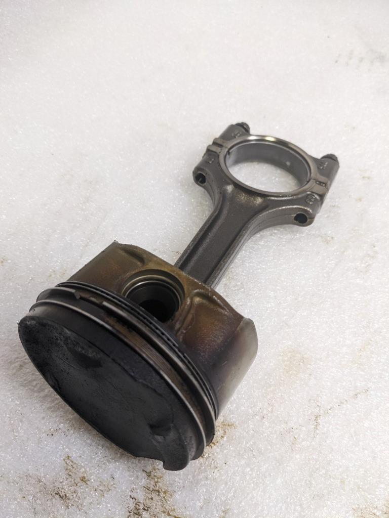 PORSCHE 996/911 CONNECTING PISTON RODS 9961031028R #4 USED 996BGL2T2