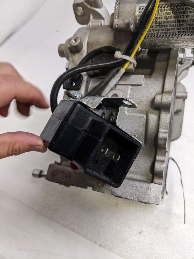 INCOMPLETE BRIGGS AND STRATTON 593663 SMALL ENGINE CYLINDER CASE & PARTS NEW R32