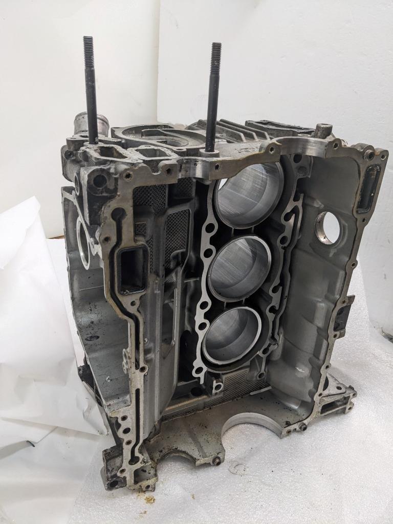 PORSCHE 911/996 RIGHT SIDE ENGINE BLOCK 9961011690R USED B2