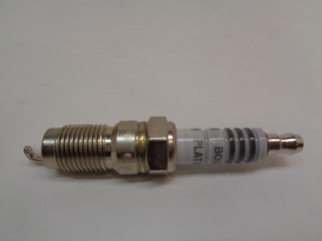 BRAND NEW BOSCH PLATINUM CHEVY GMC FORD SPARK PLUG 4 PACK 4212 R13T3