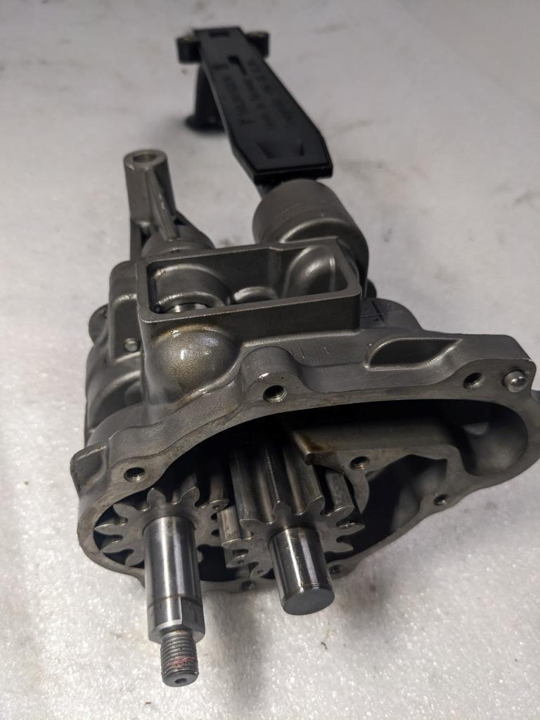 PORSCHE CAYENNE OIL PUMP WITH RESERVOIR 948107010 USED R24