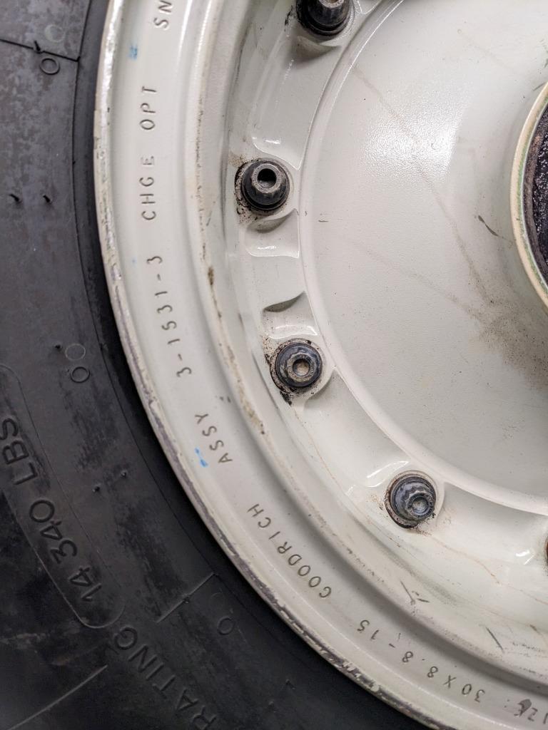 GOODRICH INBOARD WHEEL AND MICHELIN TIRE  30X8.8-15 HUB BORE 77MM 3-1531-3 B2