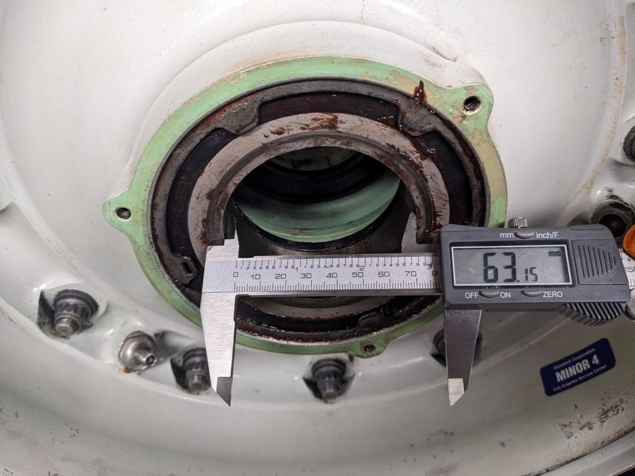 GOODRICH INBOARD WHEEL AND MICHELIN TIRE  30X8.8-15 HUB BORE 77MM 3-1531-3 B2