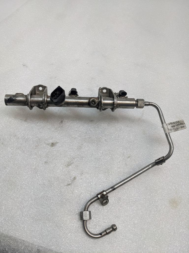 2014-18 PORSCHE MACAN PANAMERA LEFT FUEL RAIL W/INJECTORS 94611011800 USED R23