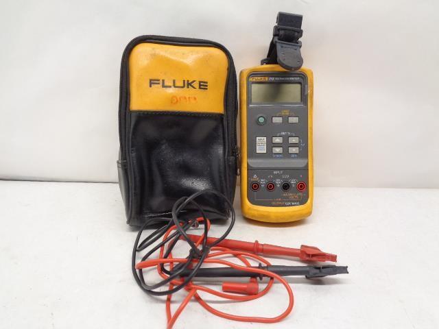 FLUKE 715 VOLT/mA CURRENT AND VOLTAGE CALIBRATOR FLUKE-715 R30