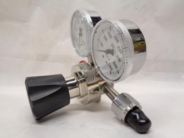 NEW AIRGAS GAUGE PRESSURE REGULATOR 0-60 PSI 0-4000 PSI Y11-S727B R27