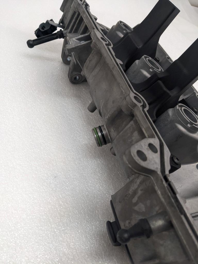 PORSCHE CAYENNE 15-18 RIGHT ENGINE VALVE CYLINDER HEAD COVER 94610513545 R24