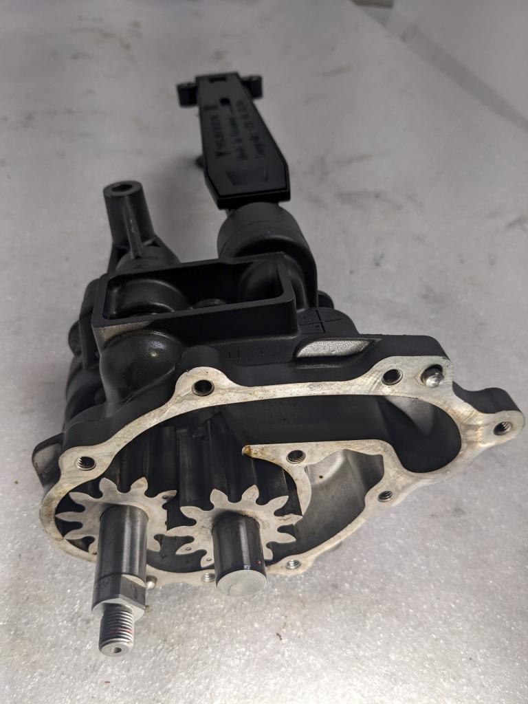 PORSCHE CAYENNE OIL PUMP WITH RESERVOIR 948107010 USED R24