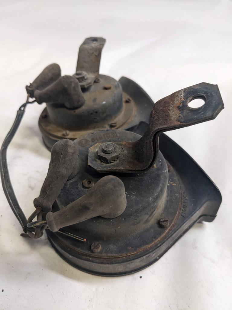 PORSCHE 84-91 944 LOW PITCH TONE ELECTRIC HORN SIREN MIXO TR129 PAIR #2 USED R21