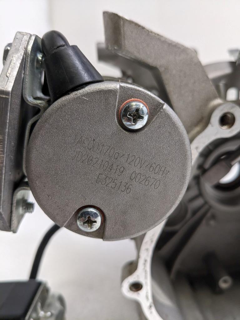 INCOMPLETE BRIGGS AND STRATTON 593663 SMALL ENGINE CYLINDER CASE & PARTS NEW R32