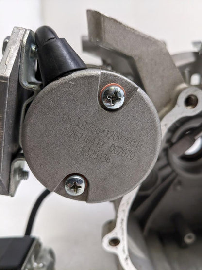 INCOMPLETE BRIGGS AND STRATTON 593663 SMALL ENGINE CYLINDER CASE & PARTS NEW R32