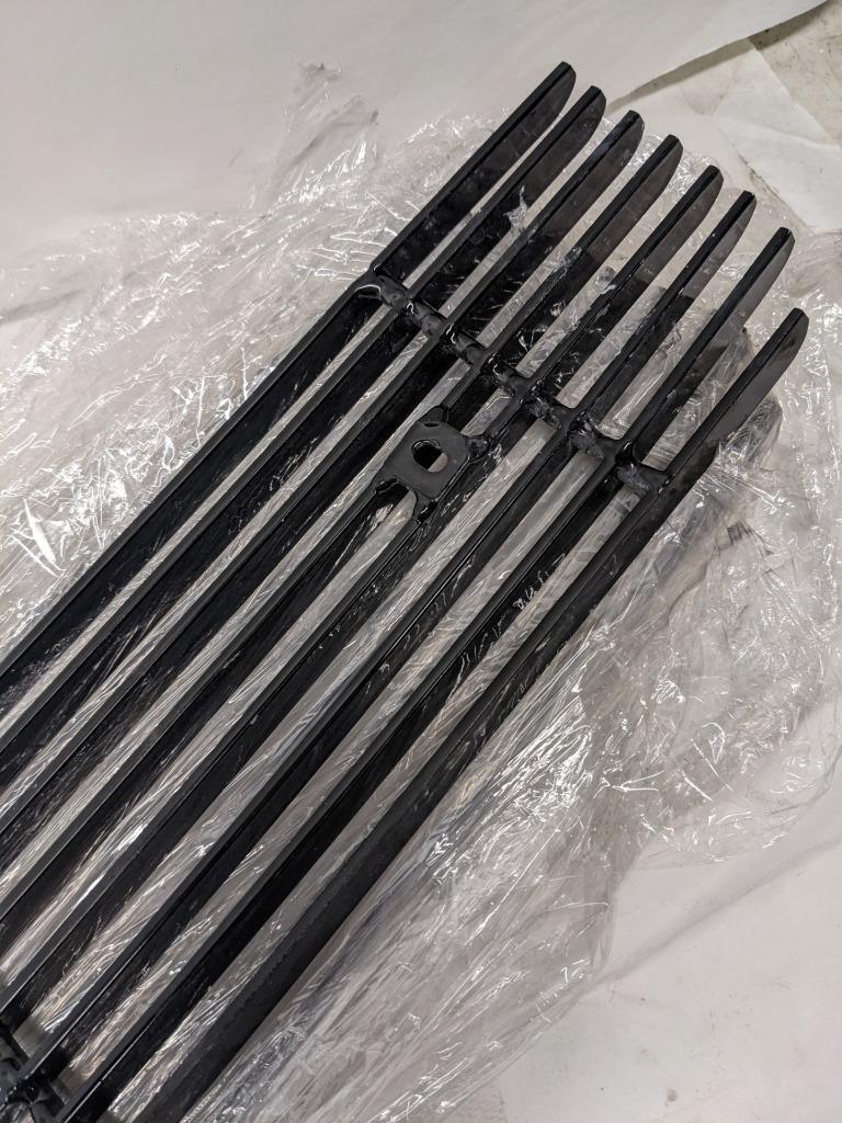 CARRIAGE WORKS 43912 BOLT-OVER GRILLE FOR 07-09 SILVERADO 2500-3500 HD NEW #1 SR