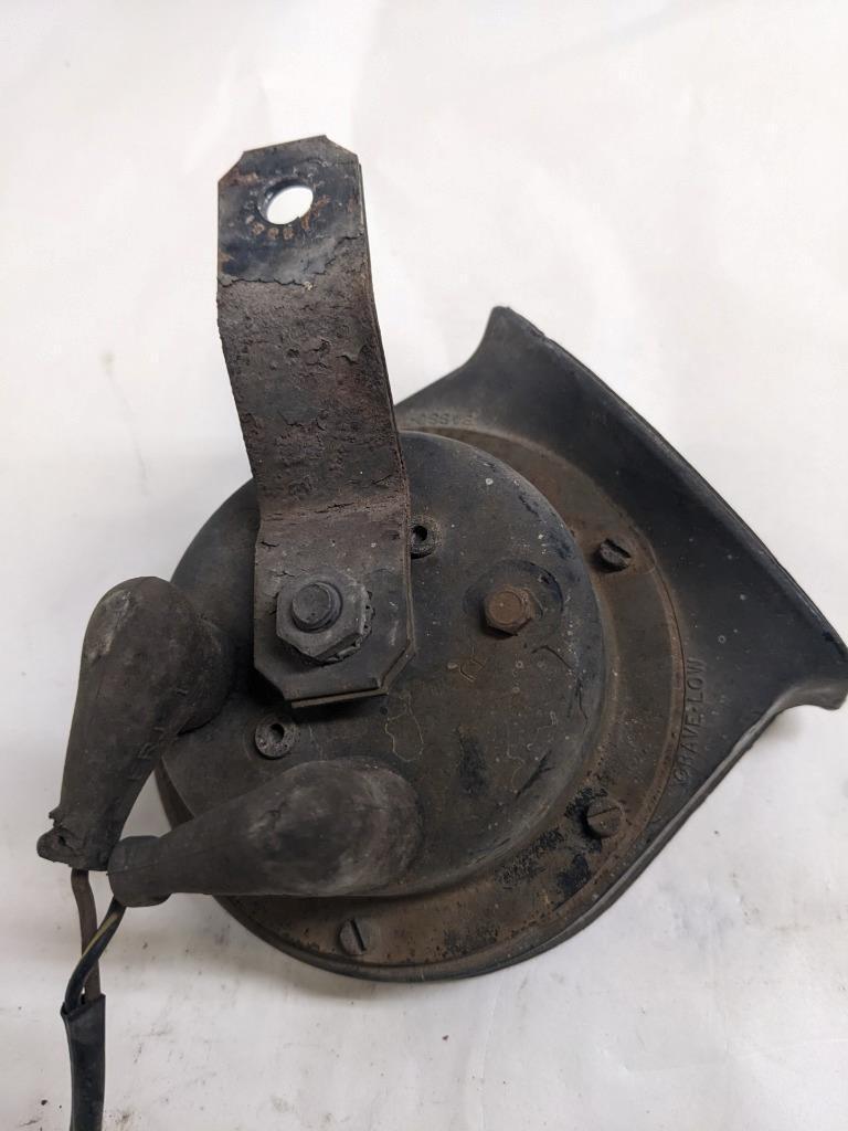 PORSCHE 84-91 944 LOW PITCH TONE ELECTRIC HORN SIREN MIXO TR129 PAIR #2 USED R21