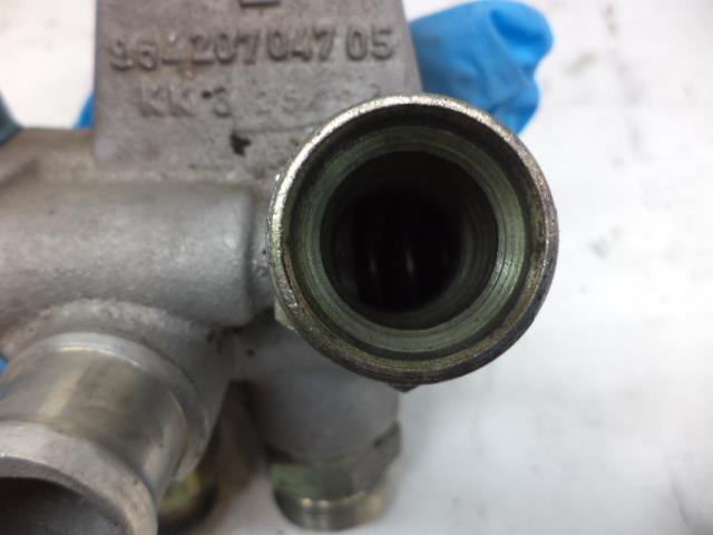 USED PORSCHE OIL THERMOSTAT ASSEMBLY FOR FRONT OIL COOLER 964 207 047 05 R20