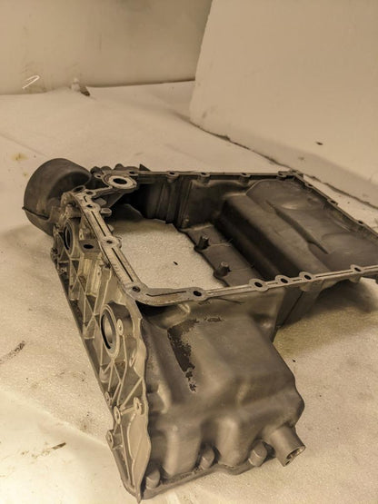 PORSCHE MACAN OIL-CONDUCTING HOUSING 94610705131 USED/GENUINE R25