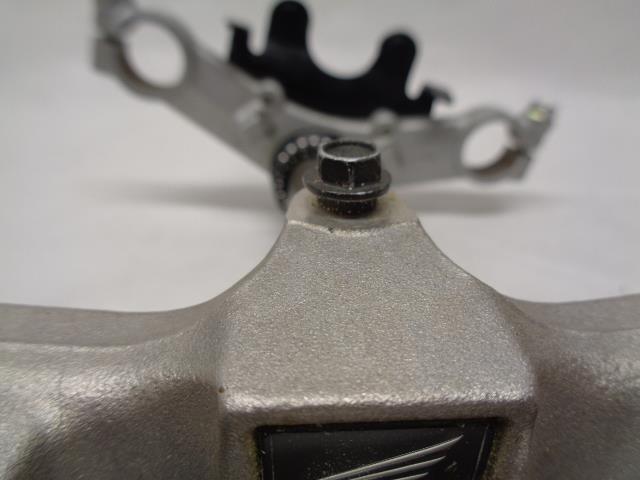 NEW OEM HONDA TRIPLE TREE FORK CLAMP AND STEERING STEM K8JA 166 1 R16