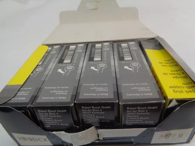 BRAND NEW BOSCH CHEVY GMC SUPER SPARK PLUG 10 PACK 7579 R13T3