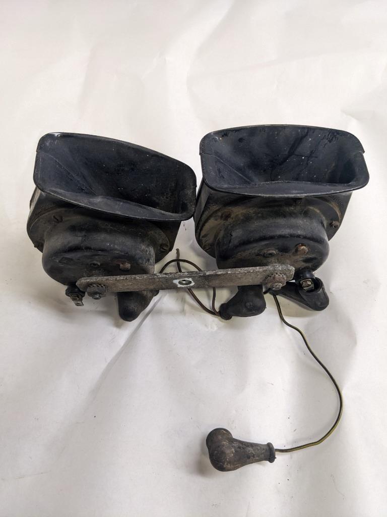 PORSCHE 84-91 944 LOW PITCH TONE ELECTRIC HORN SIREN MIXO TR129 PAIR USED R21