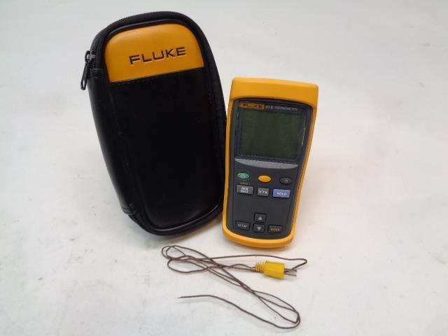 NEW  DIGITAL PROBE THERMOMETER W/ CARRYING CASE R4TB