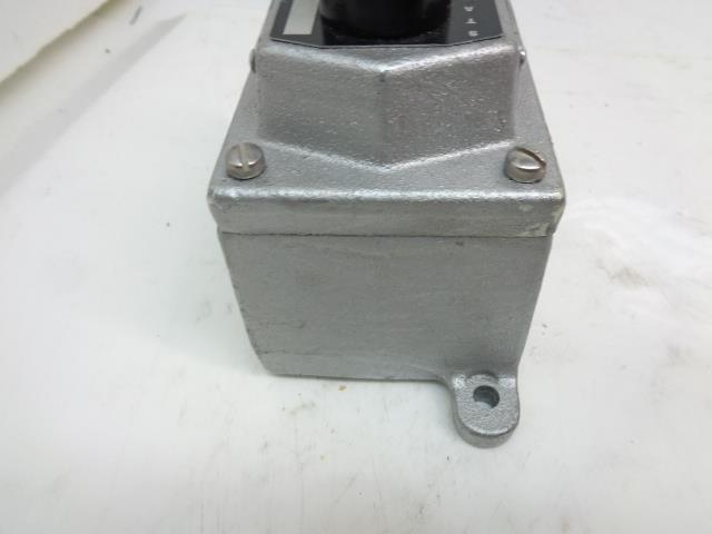 NEW EATON CROUSE-HINDS STATION ON OFF SWITCH EDS215 R33T1