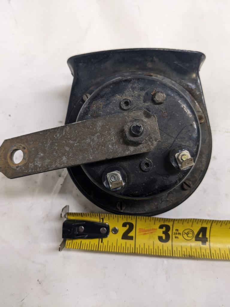 PORSCHE 84-91 944 LOW PITCH TONE ELECTRIC HORN SIREN MIXO TR129 #5 USED R21T2