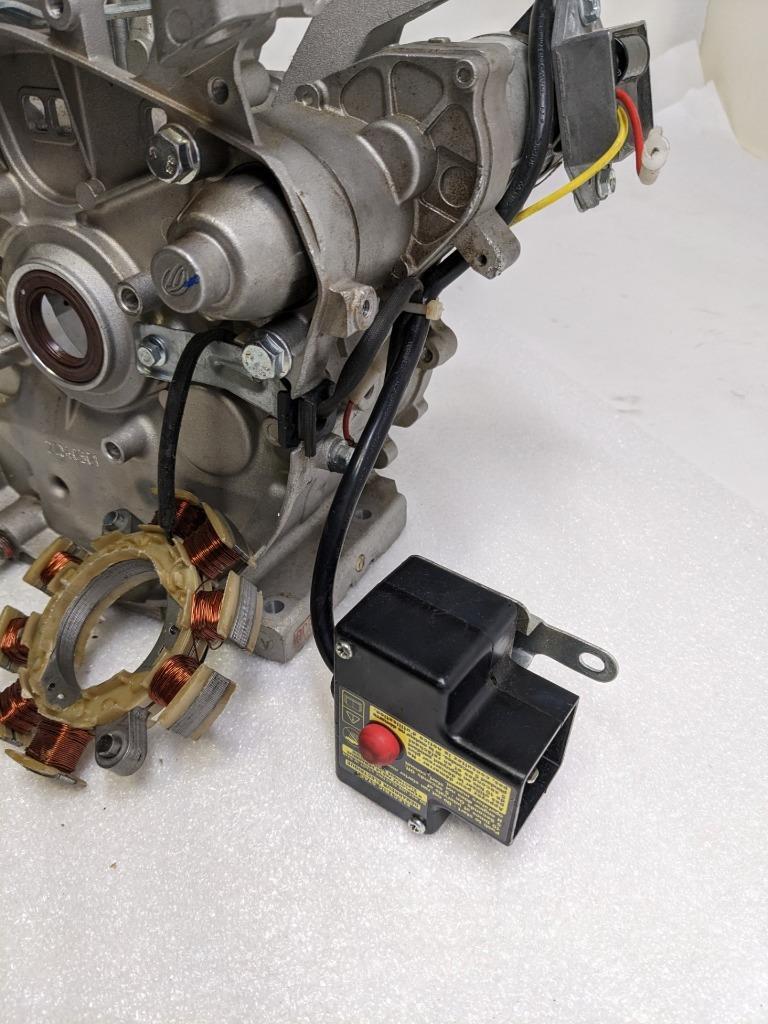 INCOMPLETE BRIGGS AND STRATTON 593663 SMALL ENGINE CYLINDER CASE & PARTS NEW R32