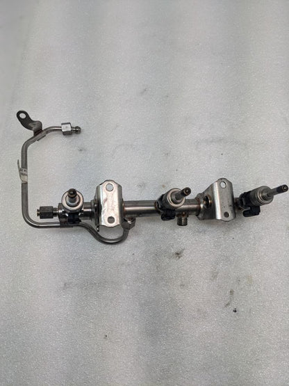 2014-18 PORSCHE MACAN PANAMERA RIGHT FUEL RAIL W/INJECTORS 94611011700 USED R23