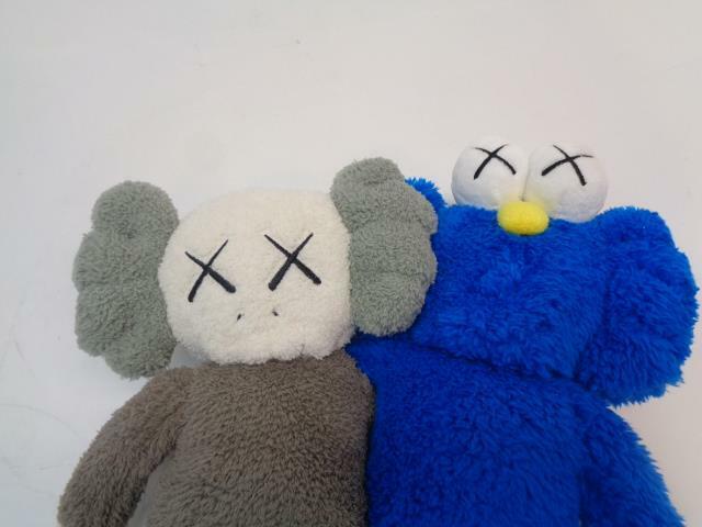 1 NEW KAWS SEEING/WATCHING PLUSH GREY/BLUE #6895 MISSING BOX SR