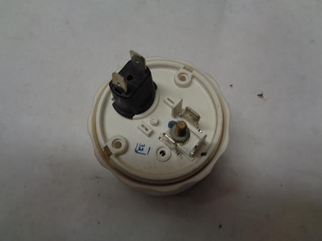 1 USED VDO LBS/SQ. INCH GAUGE 211 002 028A R17T1