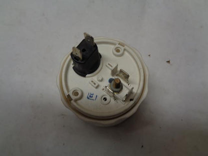 1 USED VDO LBS/SQ. INCH GAUGE 211 002 028A R17T1