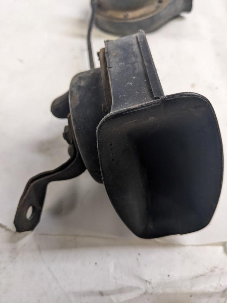 PORSCHE 84-91 944 LOW PITCH TONE ELECTRIC HORN SIREN MIXO TR129 PAIR #2 USED R21