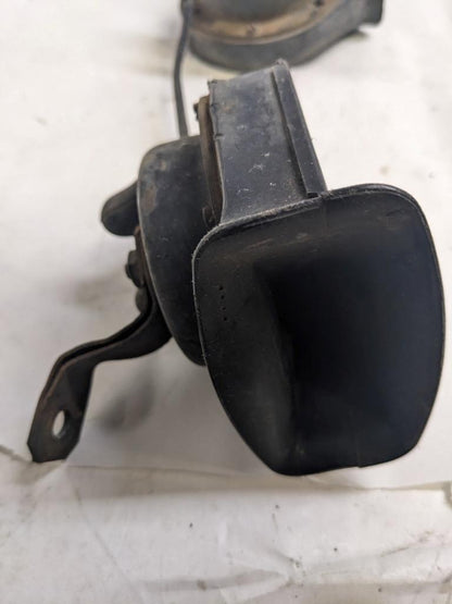 PORSCHE 84-91 944 LOW PITCH TONE ELECTRIC HORN SIREN MIXO TR129 PAIR #2 USED R21