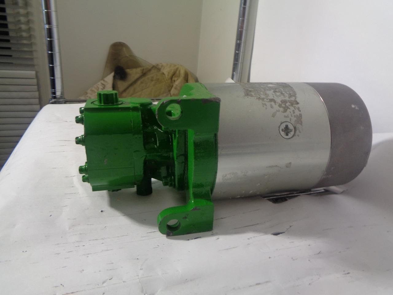 JOHN DEERE HYDRAULIC PUMP 1.59 CM3 60 BAR SEC RE582562 NEW J2