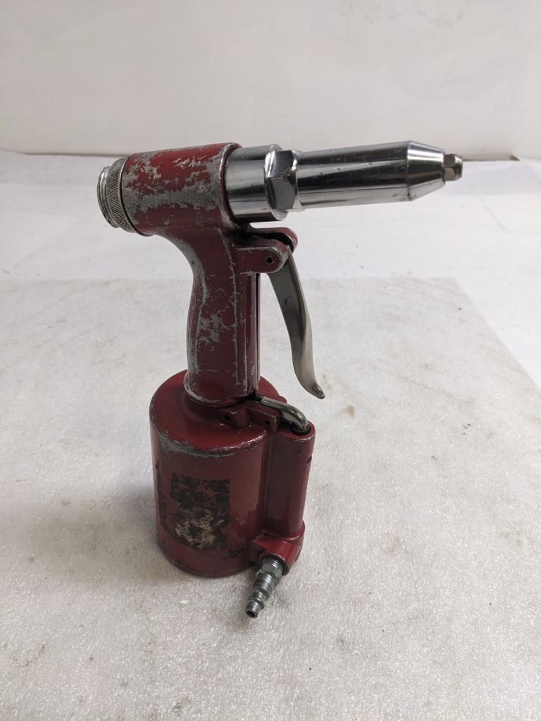 TAYLOR PNEUMATIC HEAVY-DUTY RIVETER RED USED R28
