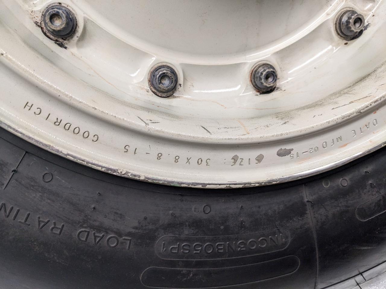 GOODRICH INBOARD WHEEL AND MICHELIN TIRE  30X8.8-15 HUB BORE 77MM 3-1531-3 B2