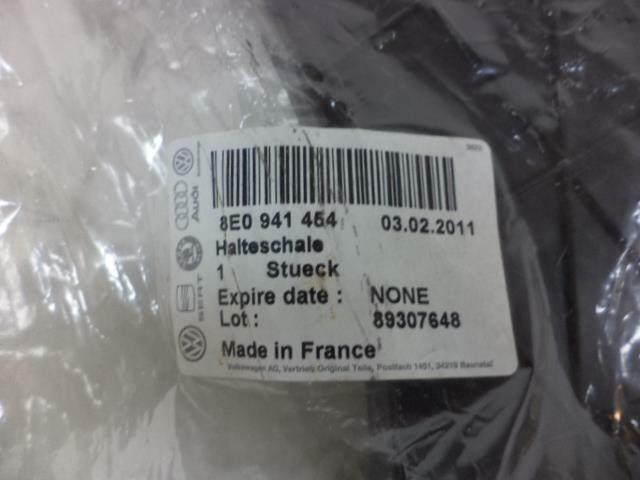 1 NEW GENUINE VW/AUDI RIGHT HEADLIGHT MOUNTING PLATE / CARRIER 8E0 941 454 R7